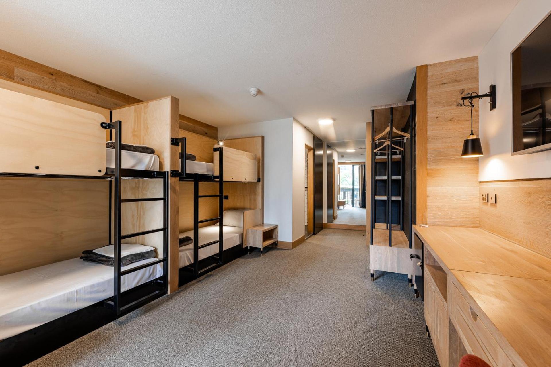 Bunk Surfers Paradise International Backpacker Hostel (Adults Only) Голд-Кост Экстерьер фото