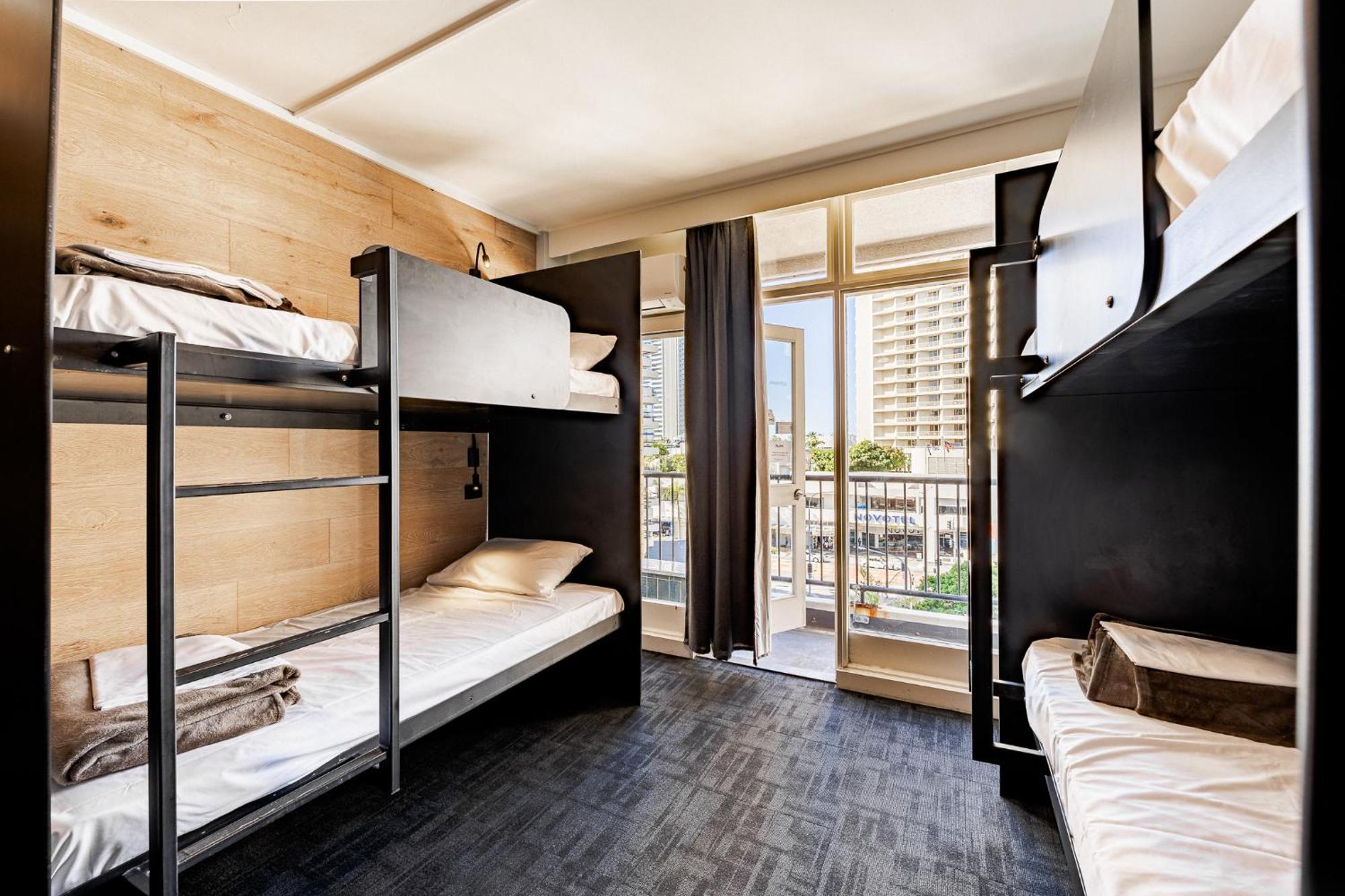 Bunk Surfers Paradise International Backpacker Hostel (Adults Only) Голд-Кост Экстерьер фото