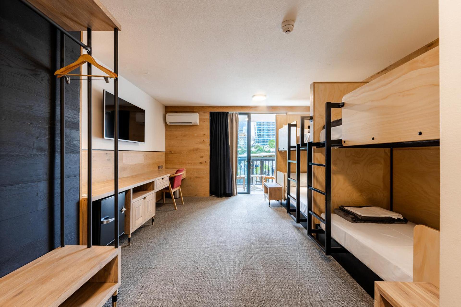Bunk Surfers Paradise International Backpacker Hostel (Adults Only) Голд-Кост Экстерьер фото
