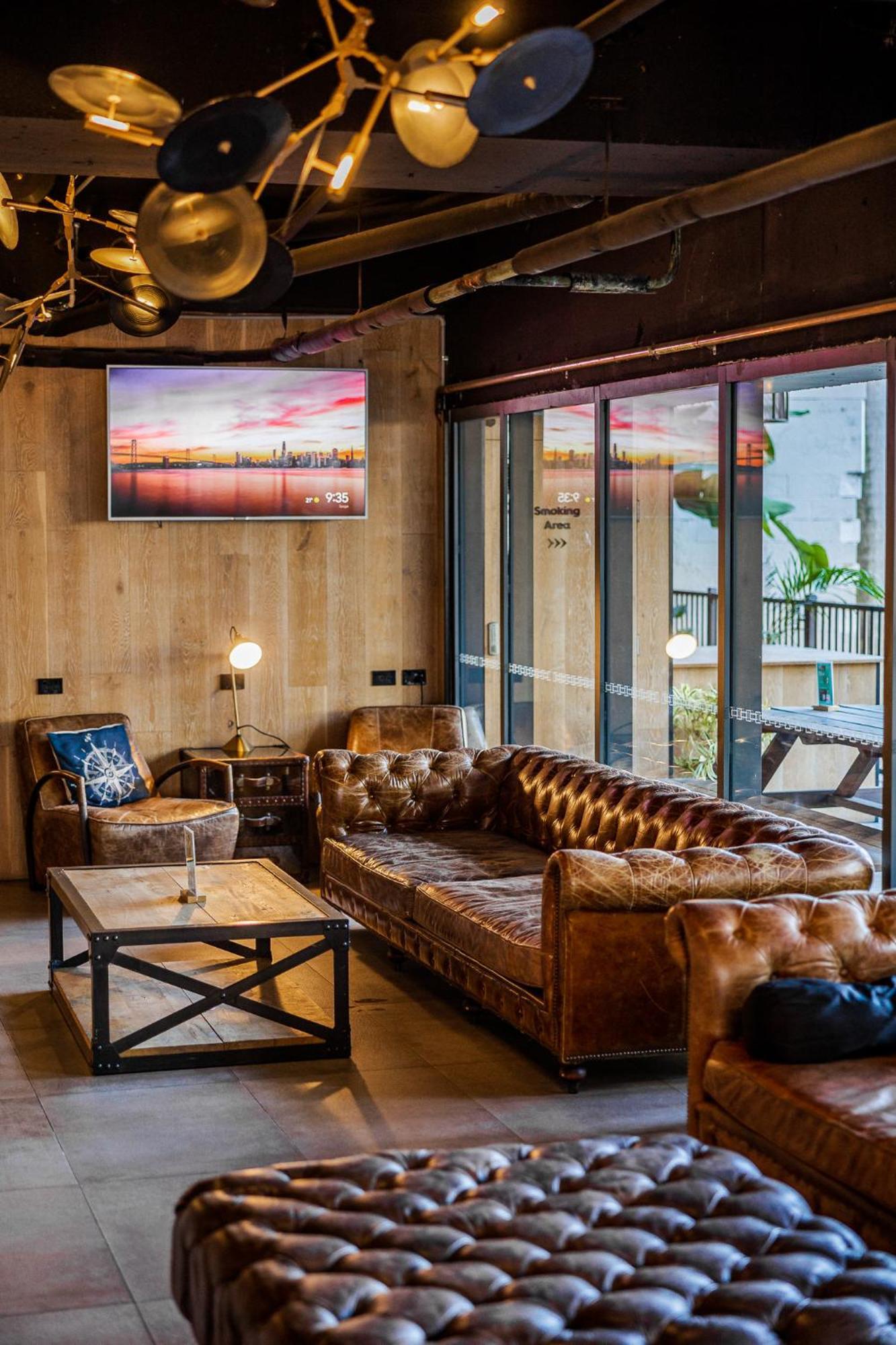 Bunk Surfers Paradise International Backpacker Hostel (Adults Only) Голд-Кост Экстерьер фото