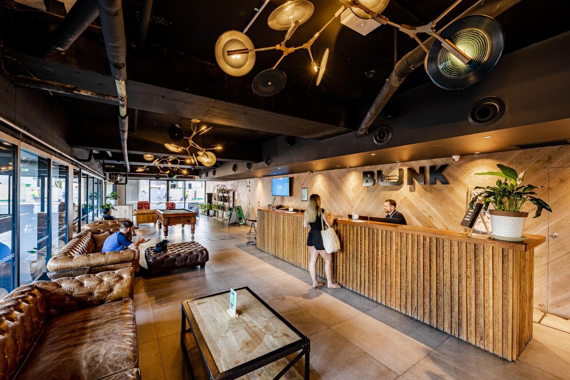 Bunk Surfers Paradise International Backpacker Hostel (Adults Only) Голд-Кост Экстерьер фото