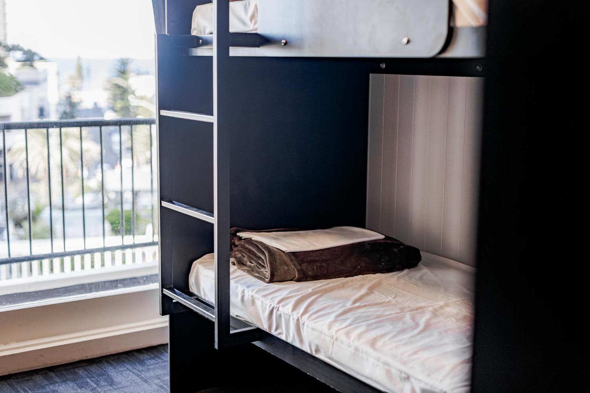 Bunk Surfers Paradise International Backpacker Hostel (Adults Only) Голд-Кост Экстерьер фото