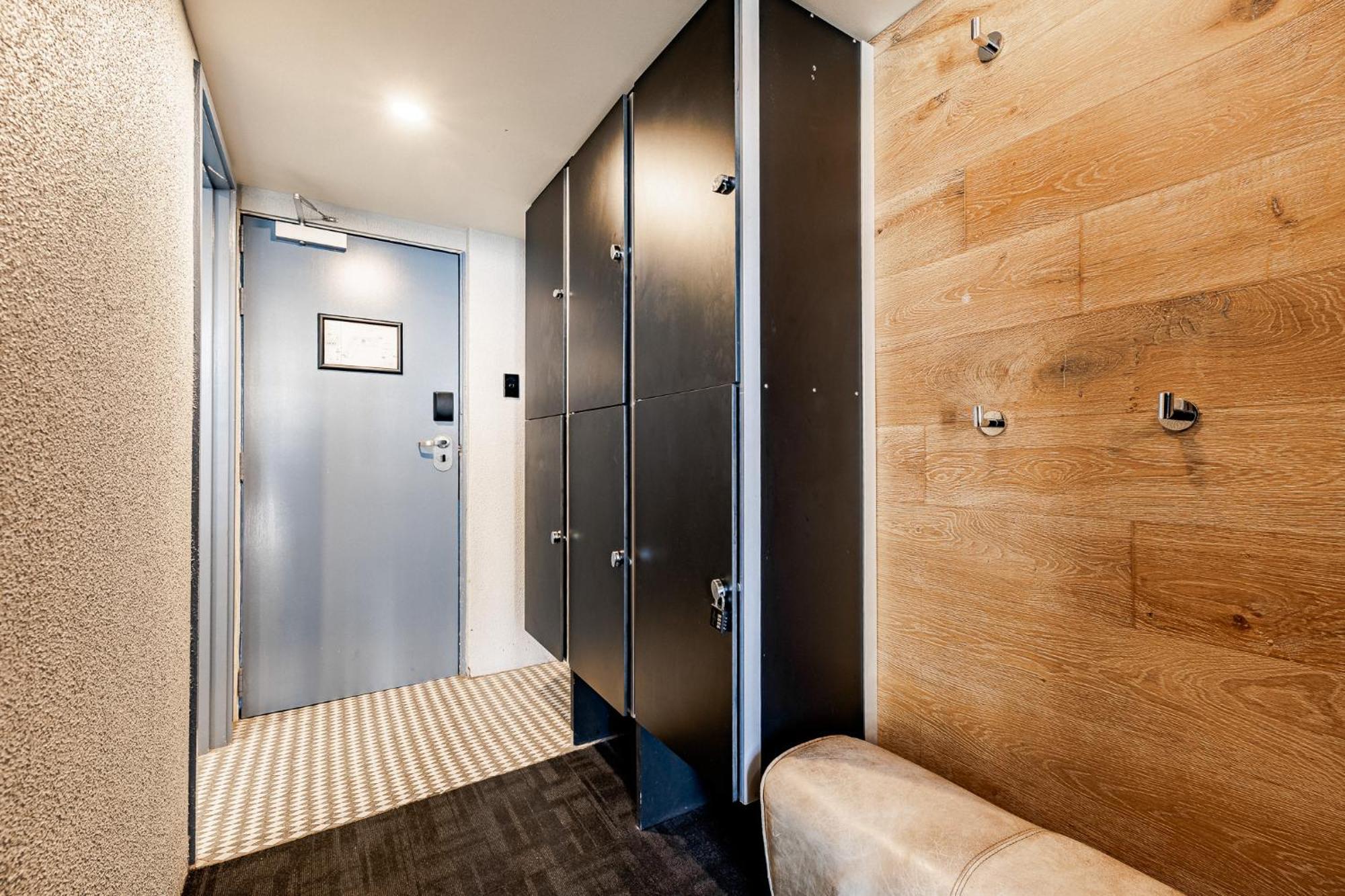 Bunk Surfers Paradise International Backpacker Hostel (Adults Only) Голд-Кост Экстерьер фото