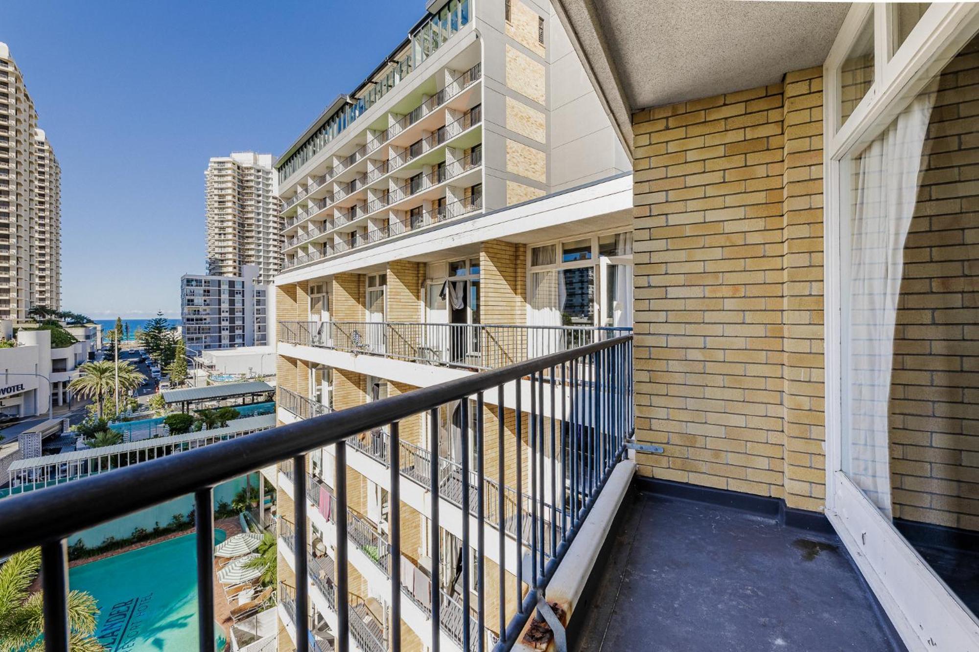 Bunk Surfers Paradise International Backpacker Hostel (Adults Only) Голд-Кост Экстерьер фото