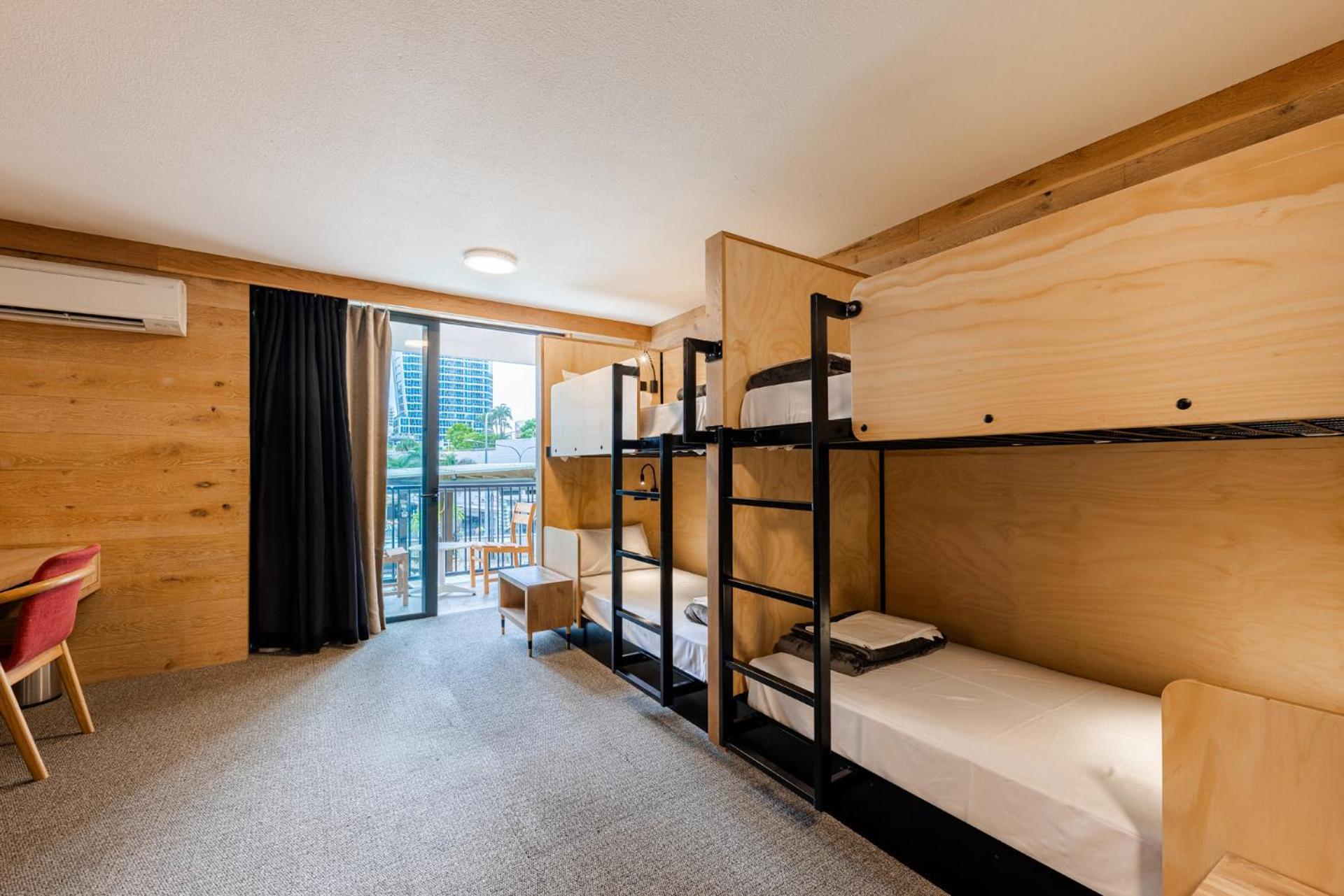 Bunk Surfers Paradise International Backpacker Hostel (Adults Only) Голд-Кост Экстерьер фото
